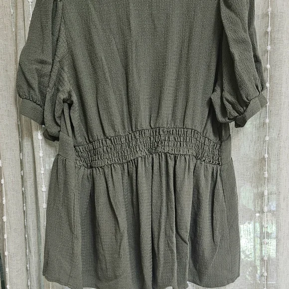 Green Button-Up Women's Top - Picture 2 of 4